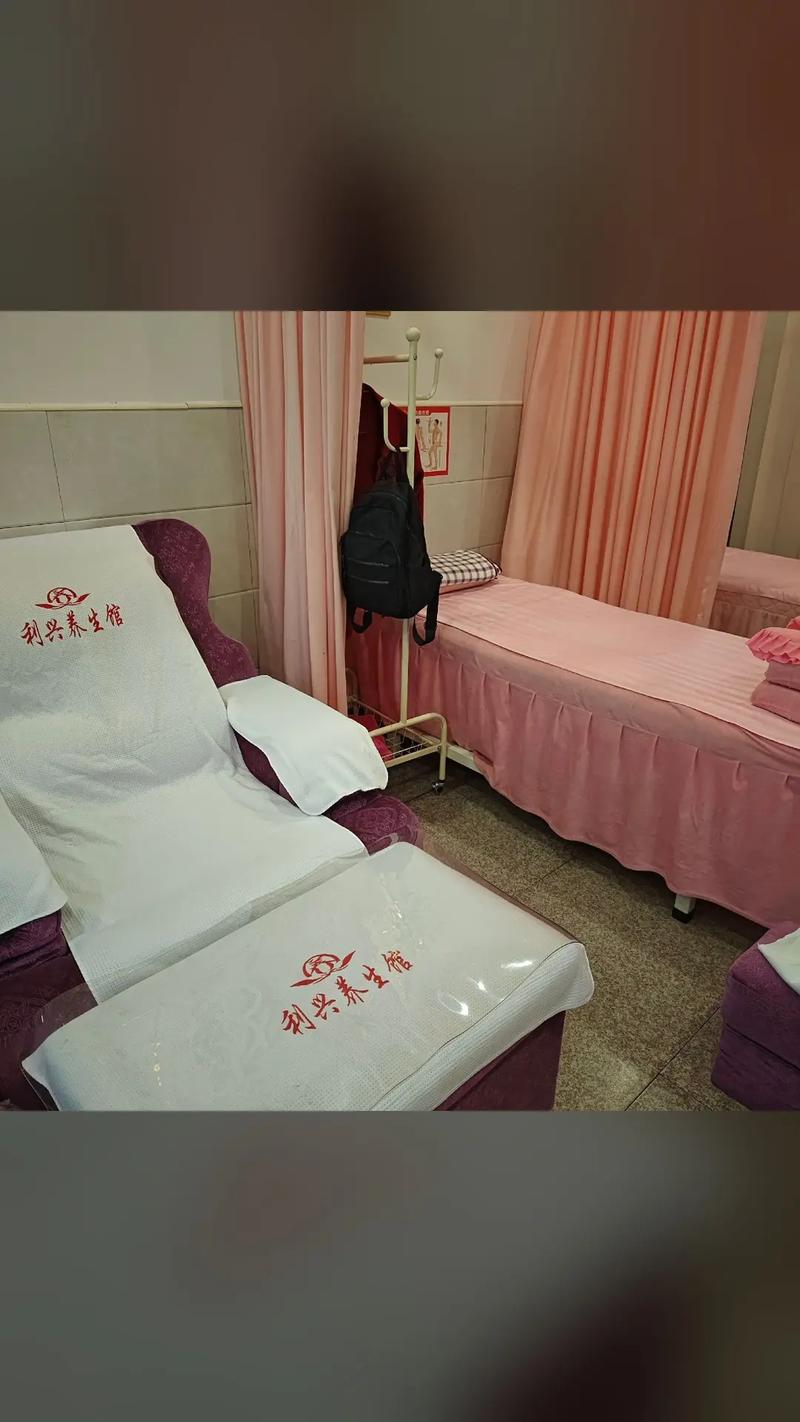 亚洲av少妇一区二区成年男人的相关介绍