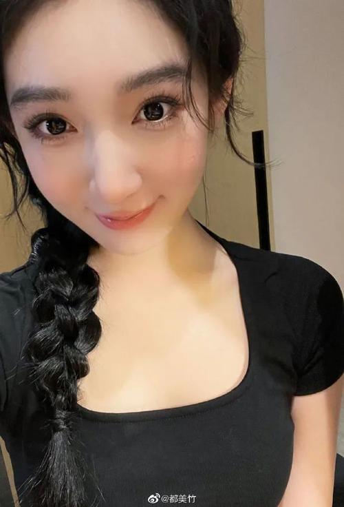 《裸露巨乳人妻》的相关介绍
